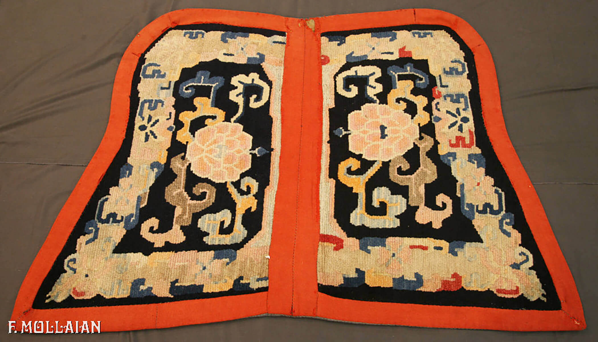 Antique Tibetan Rug n°:93124570